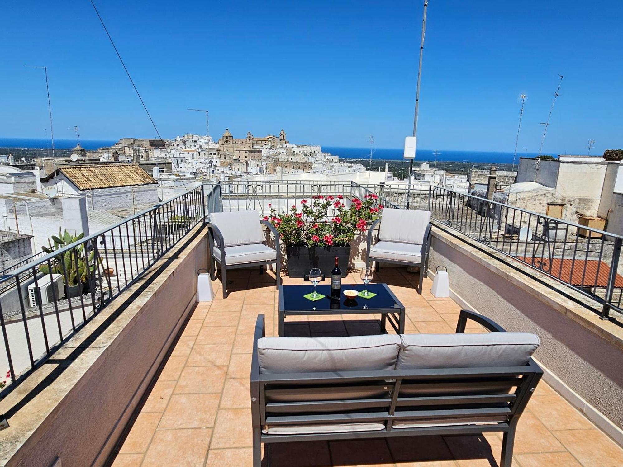 Casa Josephina - Three Level Stone Home With Balcony, 2 Roof Terraces & Sea Views ออสตูนี ห้อง รูปภาพ